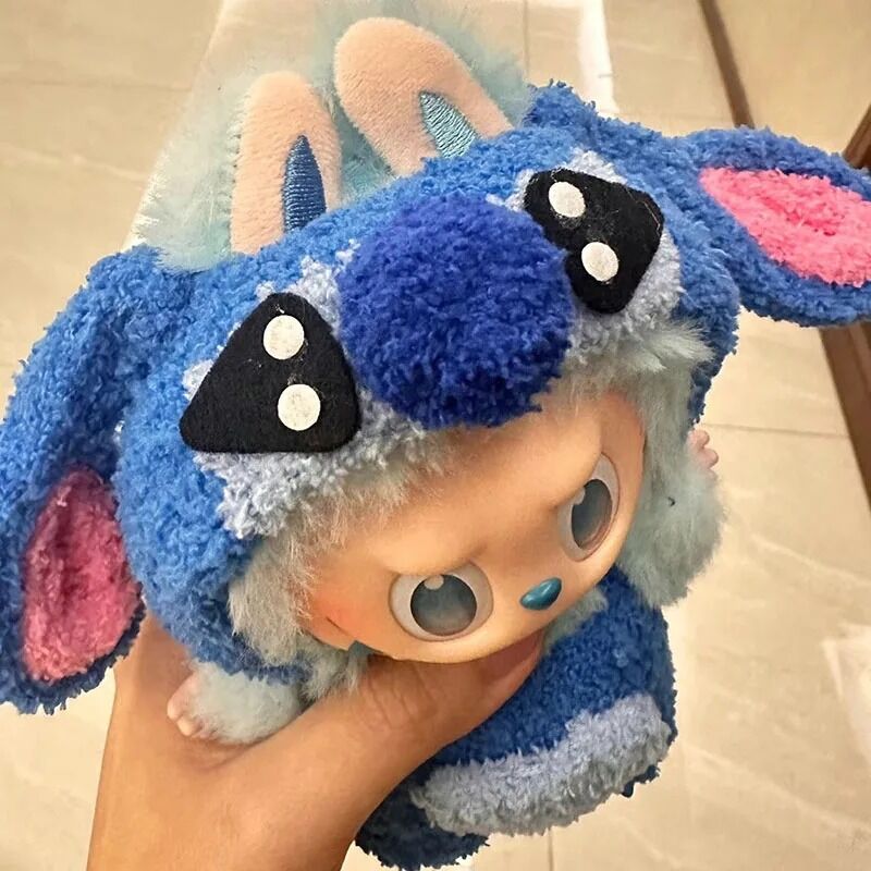 Labubu × Stitch – Combinaison Peluche Bleue pour Poupée 17 cm – Image 4