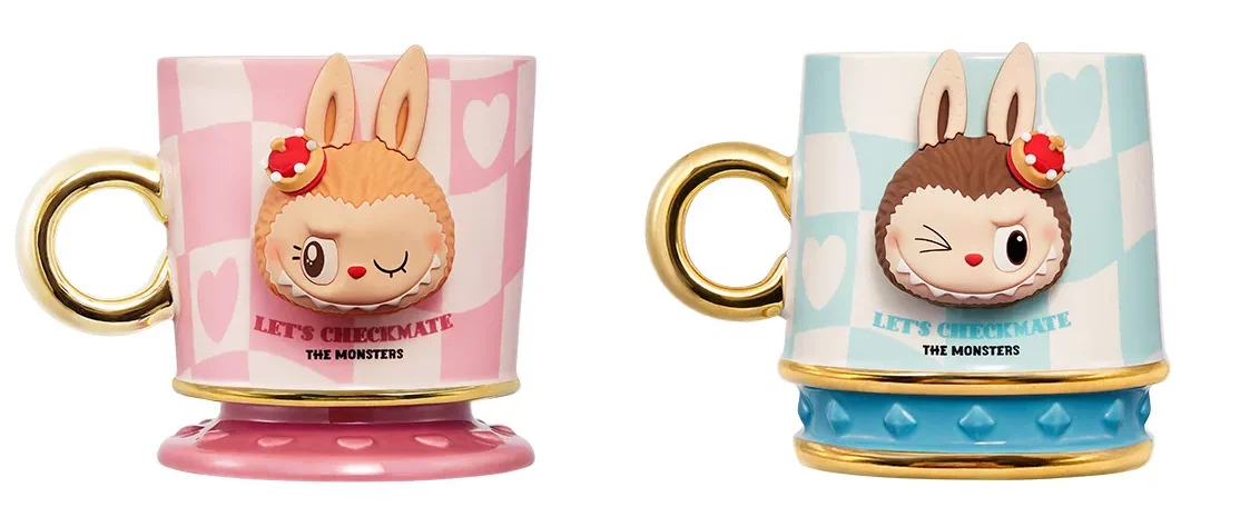 Mug Labubu Let’s Checkmate – Bleu & Rose – Édition Artistique