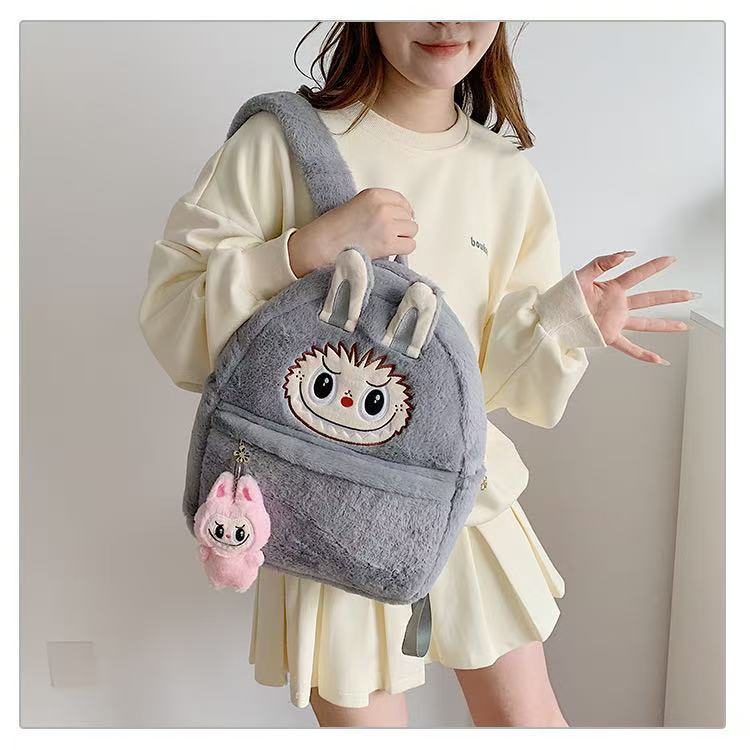 Sac à dos Labubu gris en peluche – Accessoire kawaii avec porte-clés