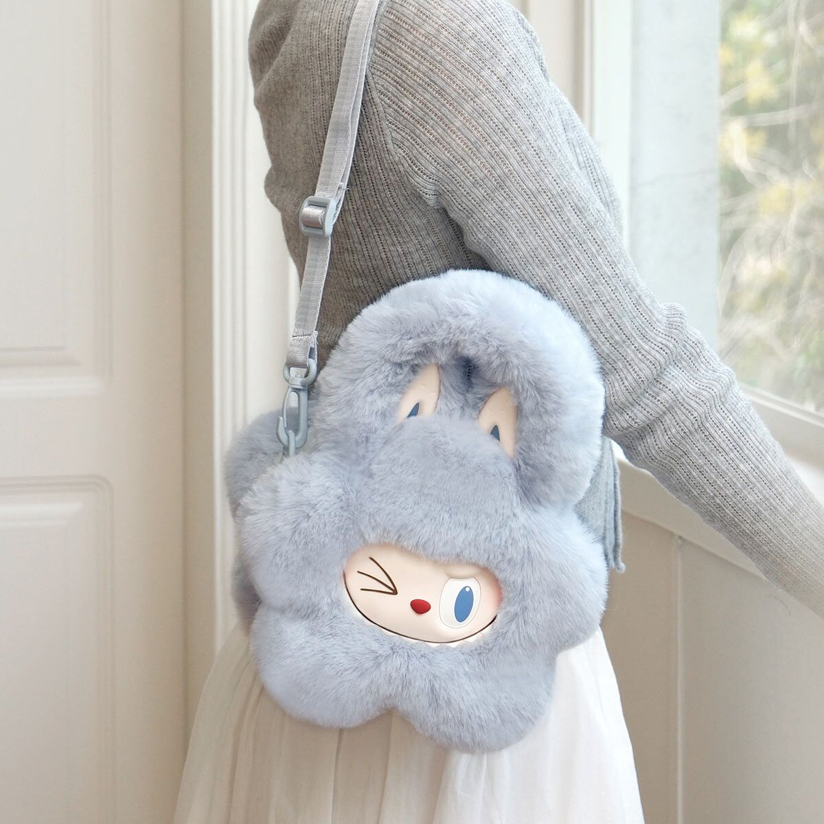 Sac à Dos Kawaii en Peluche Bleu – Design Lapin Doux et Adorable – Image 3