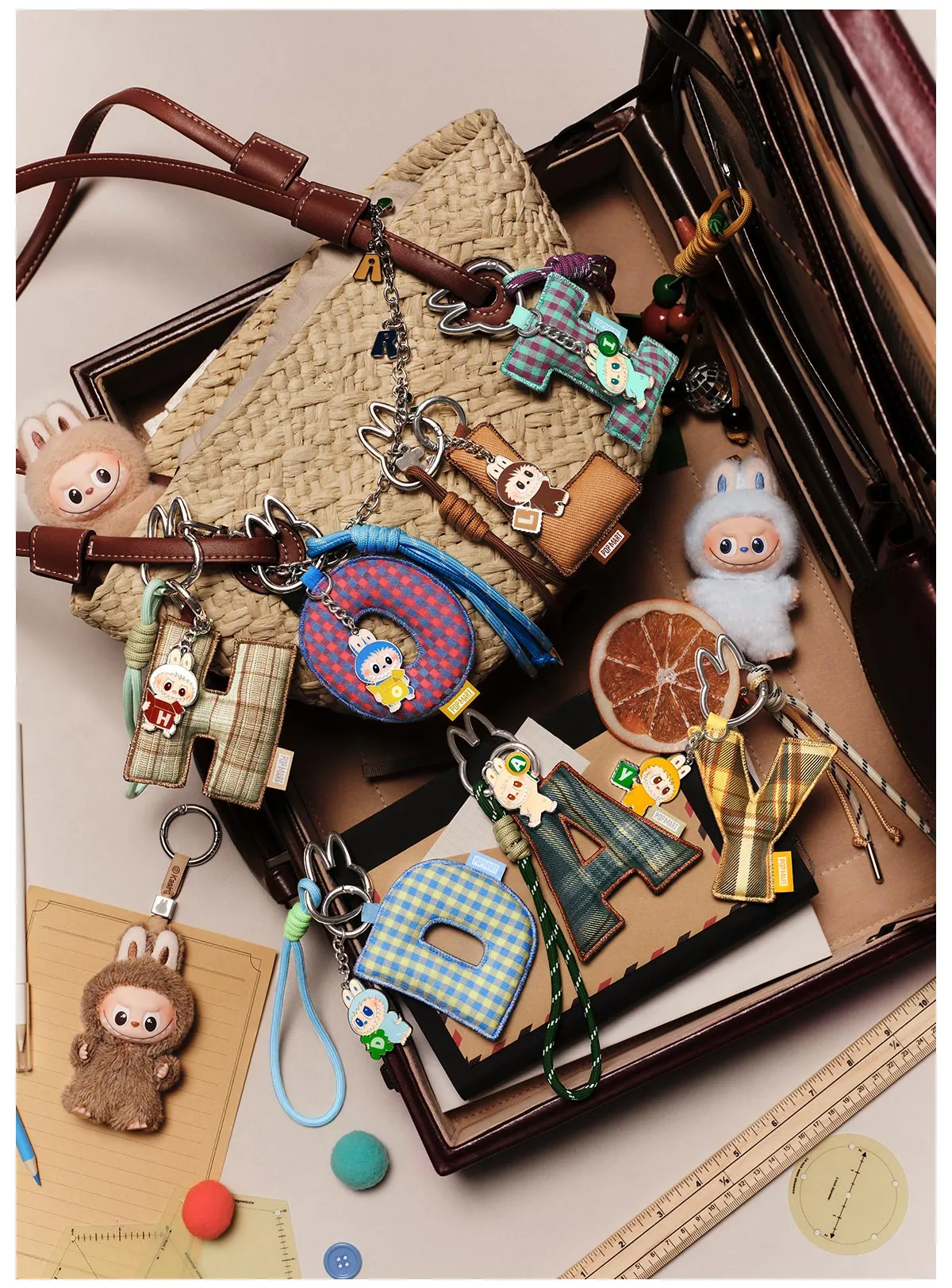 Pendentif Symbole “&” Labubu – Pin for Love Series | Accessoire Collectible en Blind Box (N–Z) – Image 4