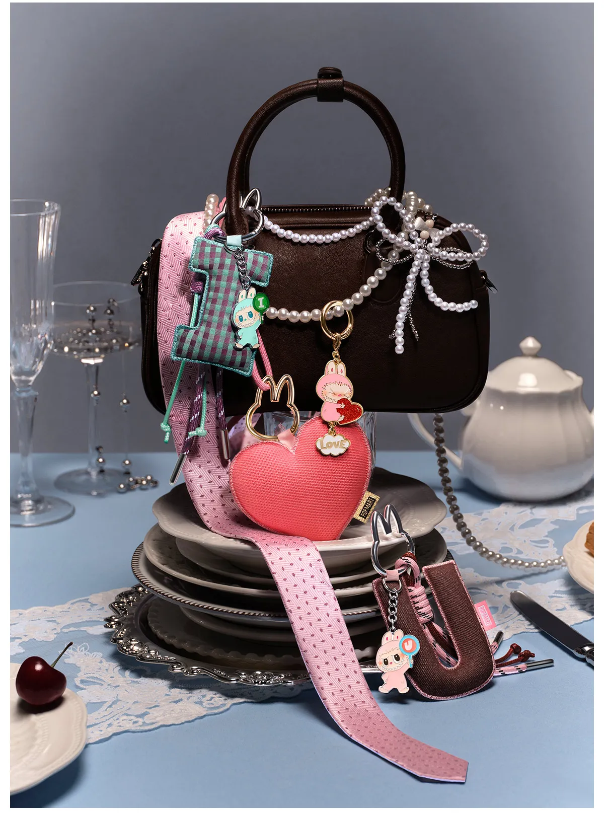 Pendentif Symbole “&” Labubu – Pin for Love Series | Accessoire Collectible en Blind Box (N–Z) – Image 3